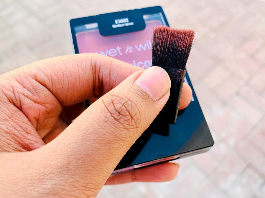 Wet n Wild Color Icon Blush Mellow Wine Brush and Packaging